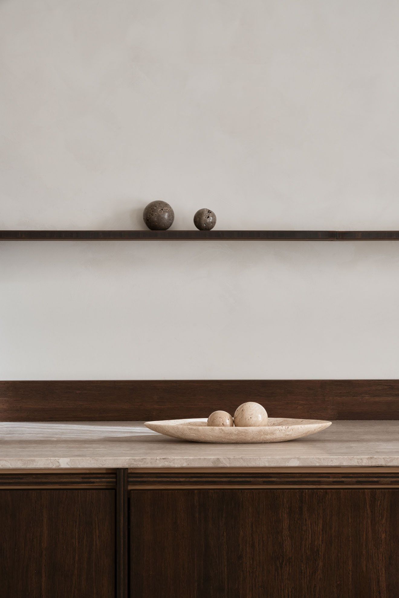 Travertine Deco Ball L grey