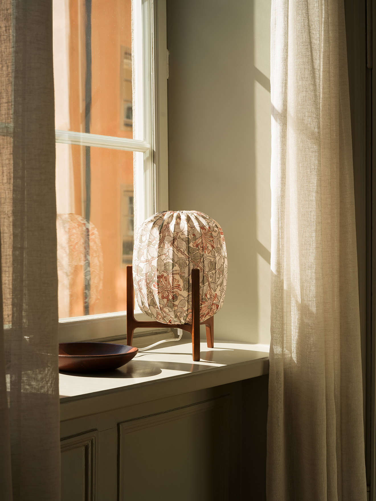 Prisma table Dark ash / Honeysuckle blush